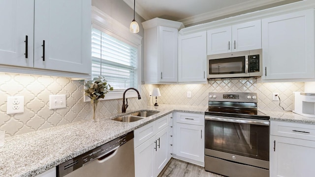 788 Jersey Dr, Clarksville, TN 37043 - kitchen with stainless steel appliances, a sink, white cabinets, crown molding, and pendant lighting
