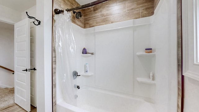 788 Jersey Dr, Clarksville, TN 37043 - bathroom featuring shower / bath combo with shower curtain and wood finished floors