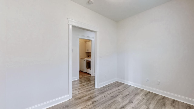788 Jersey Dr, Clarksville, TN 37043 - empty room featuring light wood-style flooring, baseboards, washer / clothes dryer, and a smoke detector