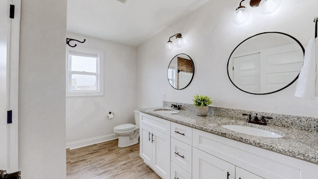 788 Jersey Dr, Clarksville, TN 37043 - bathroom featuring baseboards, double vanity, toilet, and wood finished floors