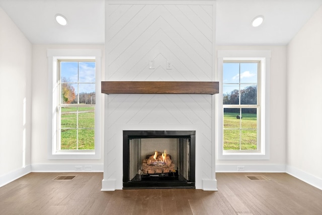 1936 Flats Rd, Cunningham, TN 37052 - detailed view of wood finished floors, a fireplace, baseboards, and recessed lighting
