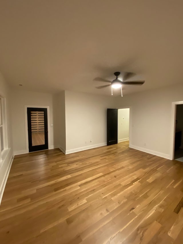 unfurnished room featuring light wood-style flooring, baseboards, and ceiling fan