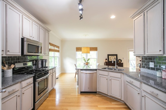 1552 Liberty Pike, Franklin, TN 37067 - kitchen featuring stainless steel appliances, a sink, a peninsula, crown molding, and backsplash