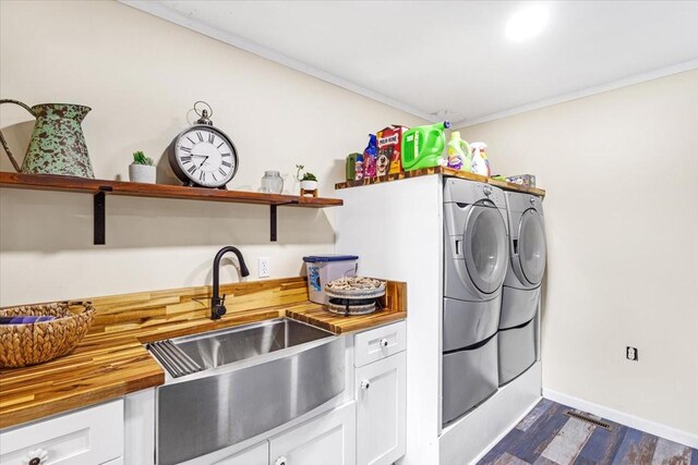 505 Kindel Dr, Decherd, TN 37324 - laundry area featuring washer and clothes dryer, ornamental molding, dark wood-type flooring, baseboards, and bar with sink