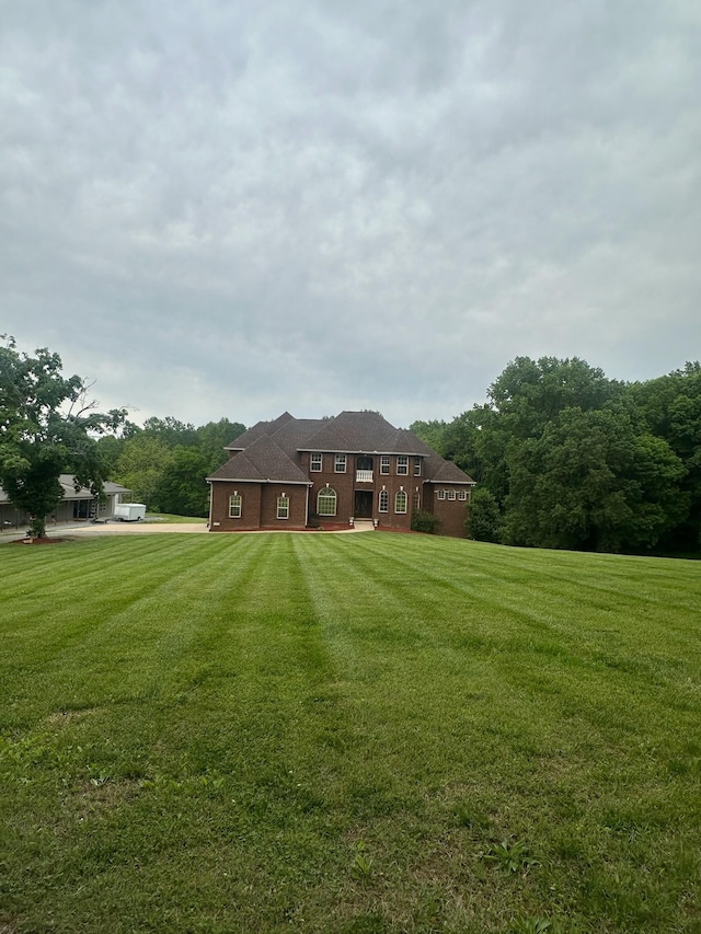 view of front facade with a front yard