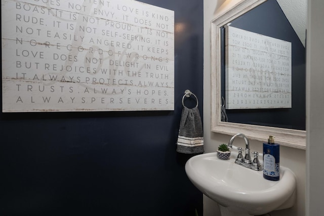 bathroom featuring a sink