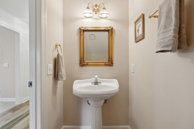 1403 Ottawa Pl, Murfreesboro, TN 37129 - bathroom featuring baseboards and wood finished floors