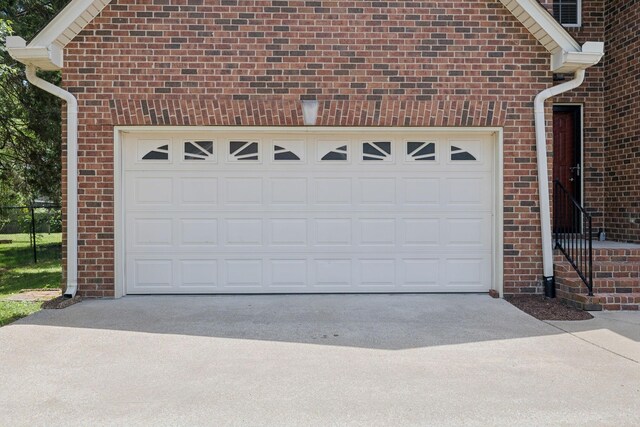 1403 Ottawa Pl, Murfreesboro, TN 37129 - garage with concrete driveway