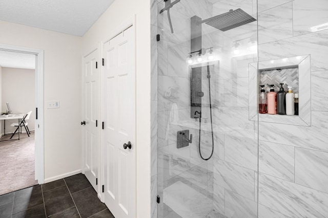 full bath with tiled shower and baseboards