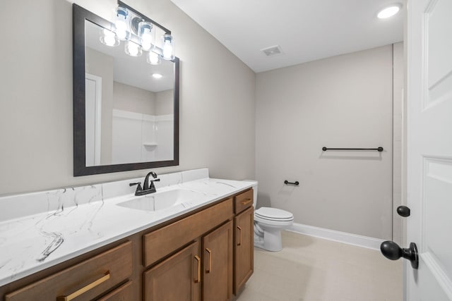 full bath featuring toilet, vanity, a shower, and baseboards