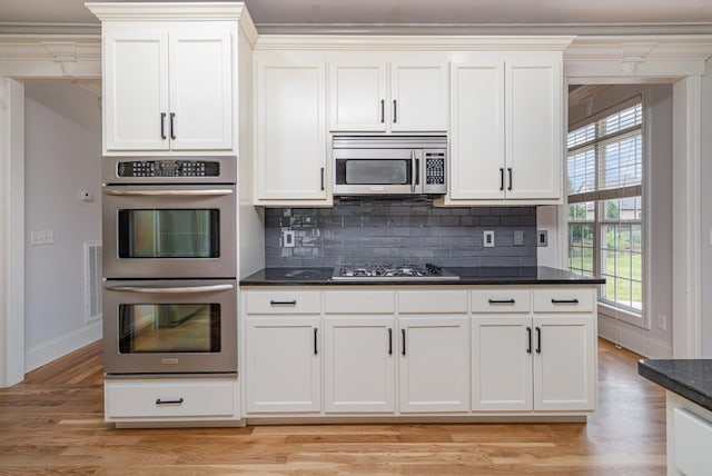 2804 Battleground Dr, Murfreesboro, TN 37129 - kitchen with stainless steel appliances, baseboards, light wood-type flooring, backsplash, and ornamental molding