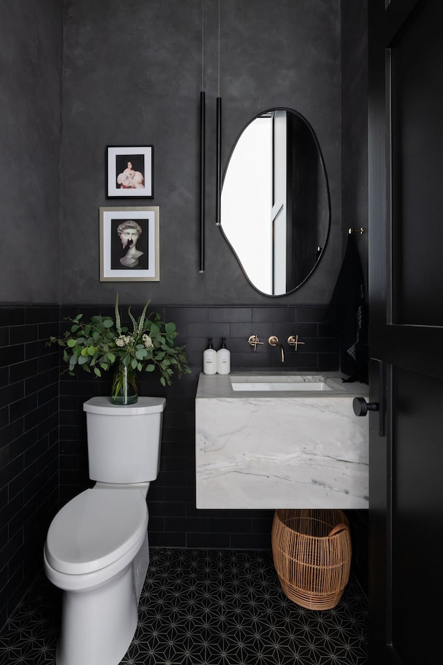 9052 Passiflora Ct, College Grove, TN 37046 - half bath featuring toilet and vanity