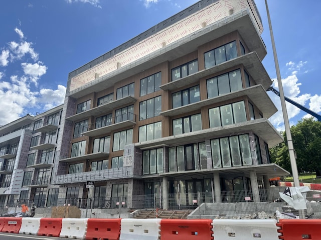 view of apartment building / complex