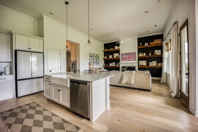 6510 Rusty Blackbird Ct, Murfreesboro, TN 37128 - kitchen with appliances with stainless steel finishes, a sink, light wood finished floors, a ceiling fan, and plenty of natural light