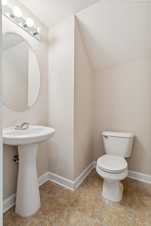 3045 Cairns Dr W, Mount Juliet, TN 37122 - half bathroom featuring toilet, baseboards, and lofted ceiling