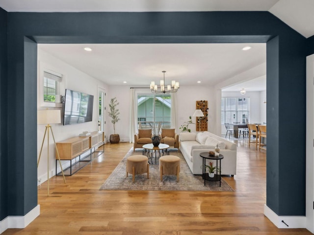 living room with light wood-type flooring, a chandelier, recessed lighting, and baseboards