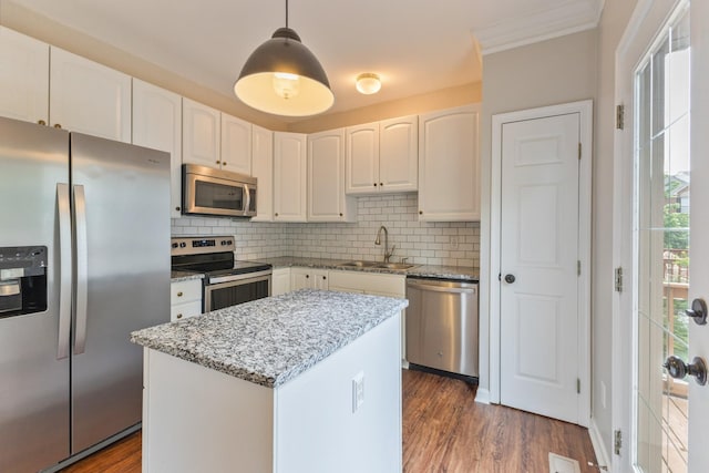 664 Huffine Manor Cir, Franklin, TN 37067 - kitchen with stainless steel appliances, a sink, wood finished floors, tasteful backsplash, and white cabinetry