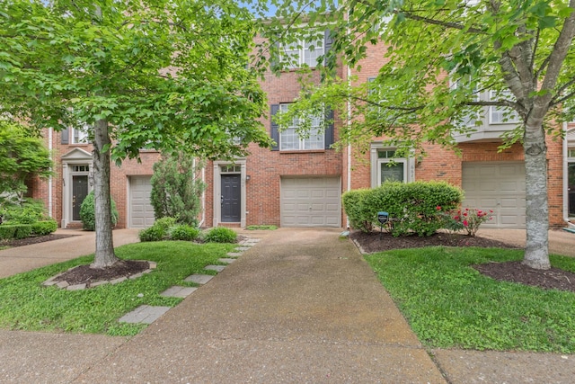 664 Huffine Manor Cir, Franklin, TN 37067 - townhome / multi-family property featuring asphalt driveway and brick siding