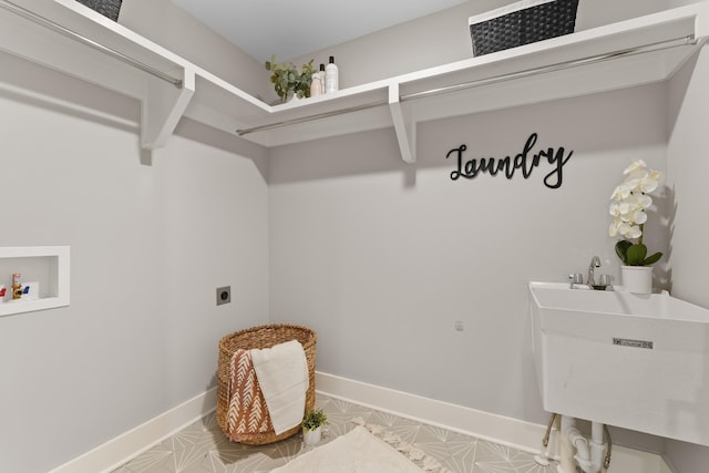 725 N Highland Ave, Murfreesboro, TN 37130 - clothes washing area with electric dryer hookup, washer hookup, and baseboards