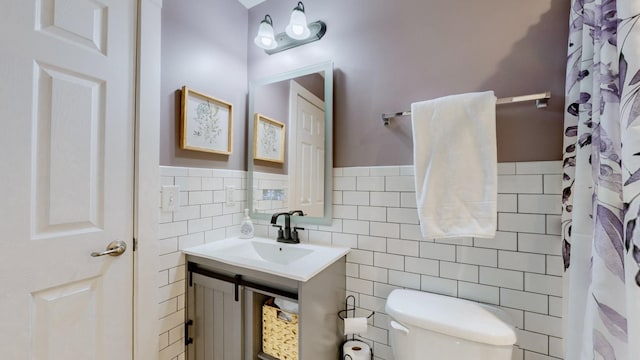 420 Fannis Cir, Gallatin, TN 37066 - full bath featuring toilet, tile walls, a wainscoted wall, and vanity