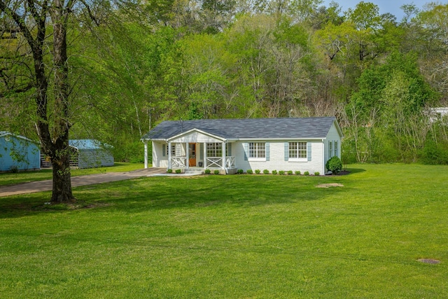 9039 Dallas Hollow Rd, Soddy Daisy, TN 37379 - single story home with concrete driveway, a porch, and a front yard