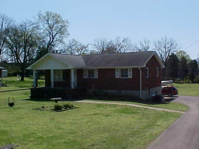 view of front of property featuring a front yard and brick siding