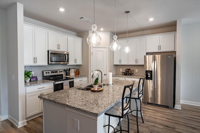 3021 Duvall Dr, Gallatin, TN 37066 - kitchen featuring appliances with stainless steel finishes, a sink, baseboards, wood finished floors, and recessed lighting