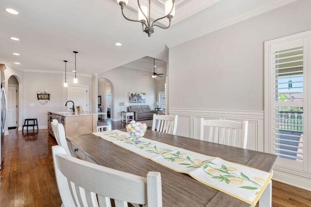 503 Carriage Ln, Lebanon, TN 37087 - dining area featuring arched walkways, crown molding, ceiling fan, dark wood-style flooring, and recessed lighting