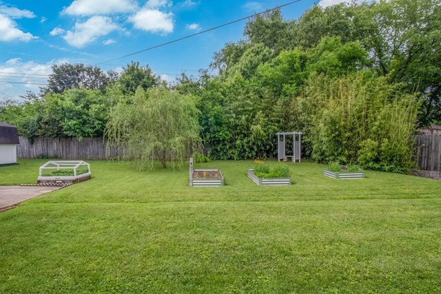 3008 Mcintire Dr, Columbia, TN 38401 - view of yard featuring a garden