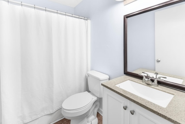 full bath with toilet, vanity, and curtained shower