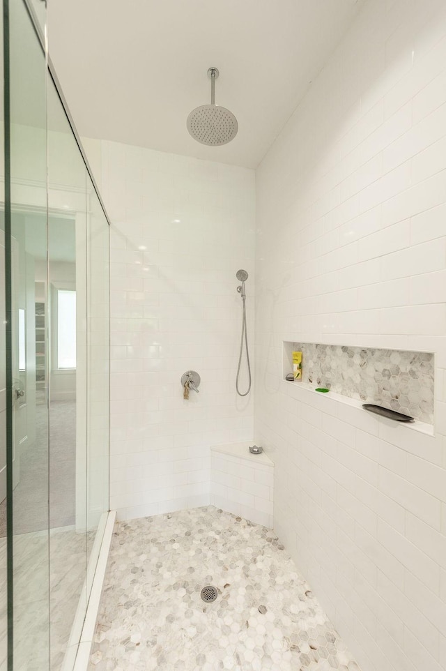 bathroom featuring a tile shower