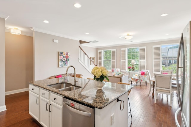 kitchen featuring stainless steel appliances, a sink, crown molding, a center island with sink, and dark wood-type flooring