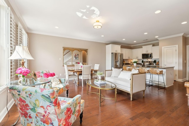 living room featuring crown molding, recessed lighting, dark wood-style floors, and baseboards