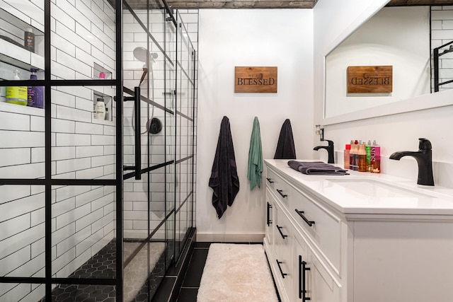 247 High Cliff Dr, Hendersonville, TN 37075 - bathroom featuring tiled shower, baseboards, and double vanity