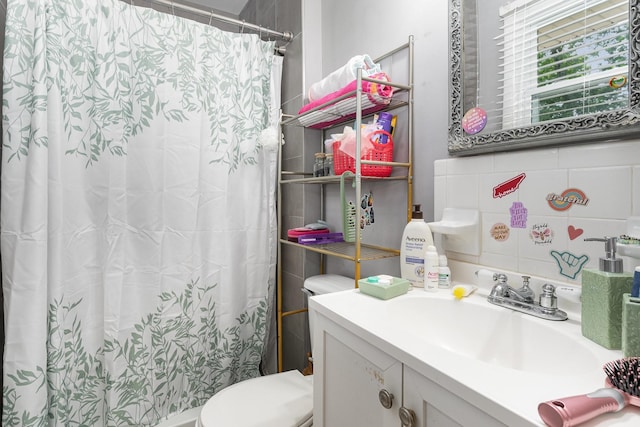 247 High Cliff Dr, Hendersonville, TN 37075 - full bath featuring decorative backsplash, toilet, a shower with shower curtain, and vanity
