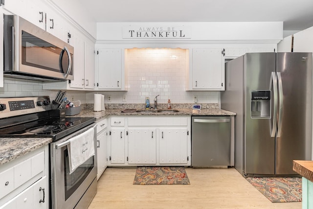 247 High Cliff Dr, Hendersonville, TN 37075 - kitchen featuring stainless steel appliances, a sink, light wood-style floors, and white cabinetry