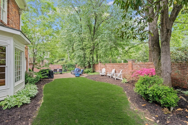 view of yard featuring a patio
