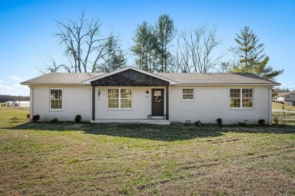 single story home with a front lawn