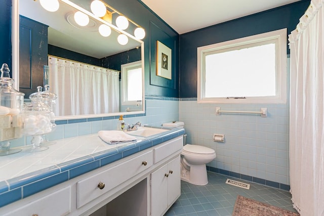 1006 Kirkwood Ave, Murfreesboro, TN 37130 - full bath featuring tile patterned floors, toilet, tile walls, vanity, and a wainscoted wall
