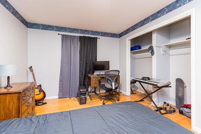 1006 Kirkwood Ave, Murfreesboro, TN 37130 - bedroom featuring wood finished floors, baseboards, and a desk