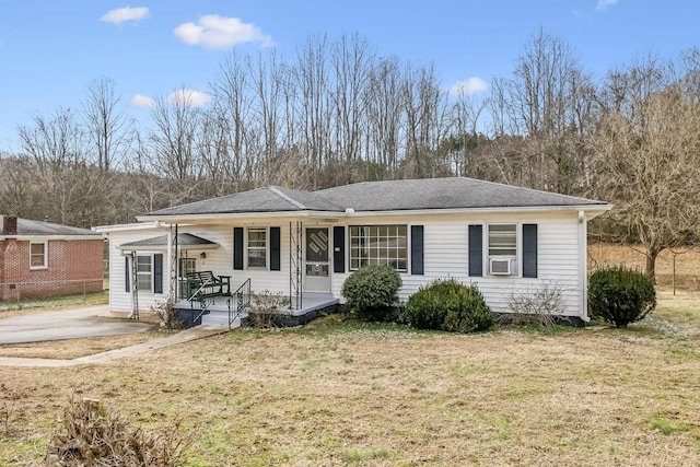 25 Lock Seven Ln, Carthage, TN 37030 - view of front facade featuring a porch and cooling unit