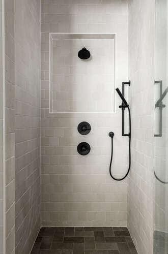 bathroom featuring a tile shower