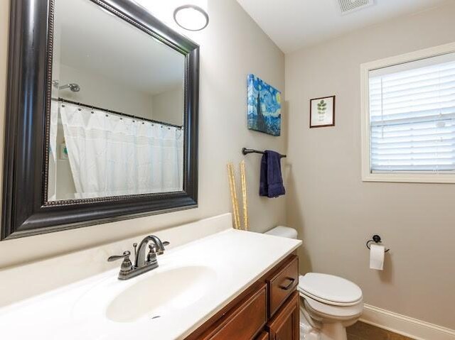 302 Janie St, Smyrna, TN 37167 - full bath featuring toilet, vanity, baseboards, and curtained shower