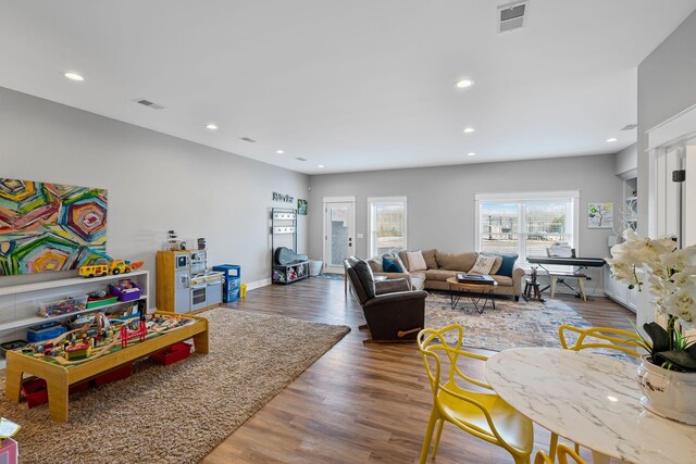 7480 Horn Tavern Rd, Fairview, TN 37062 - living room featuring recessed lighting, wood finished floors, and baseboards
