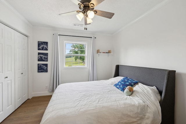 4588 Roy Thompson Rd, Mount Pleasant, TN 38474 - bedroom with wood finished floors, crown molding, a closet, ceiling fan, and baseboards