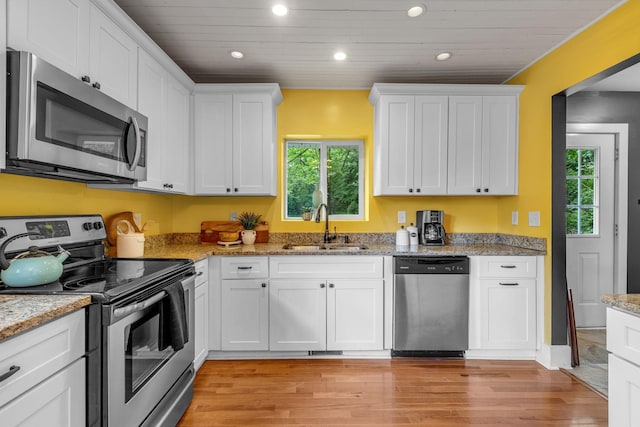 2642 Stuart St, Burns, TN 37029 - kitchen featuring appliances with stainless steel finishes, a sink, healthy amount of natural light, light wood-style flooring, and recessed lighting