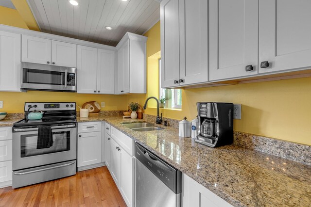 2642 Stuart St, Burns, TN 37029 - kitchen featuring stainless steel appliances, a sink, recessed lighting, white cabinets, and light wood-style floors