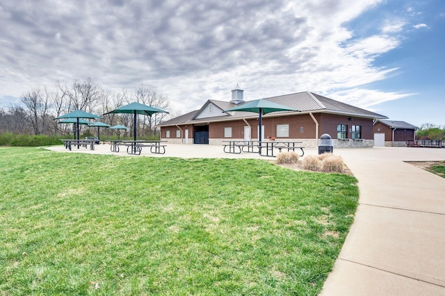 view of property's community featuring a lawn