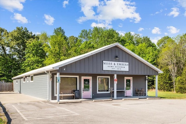 11 Sycamore Rdg W, Burns, TN 37029 - view of building exterior featuring uncovered parking and fence