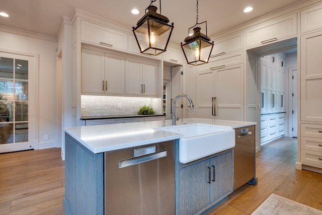 622 Stonewater Blvd, Franklin, TN 37064 - kitchen featuring a sink, dishwasher, tasteful backsplash, ornamental molding, and light wood finished floors